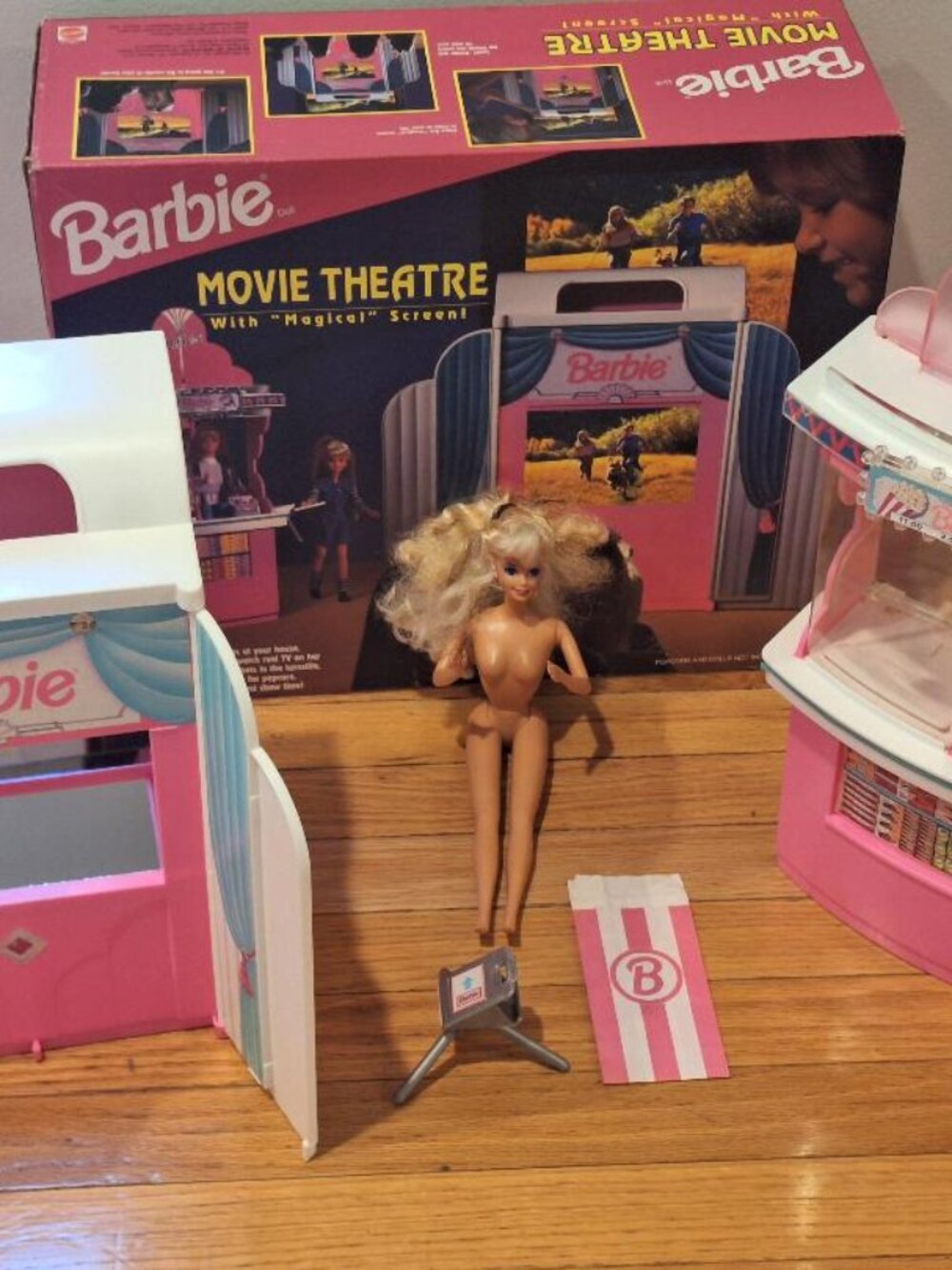 BARBIE Doll MOVIE THEATRE 1995 Play Set Magical Screen SnackBar & 2 Barbie Dolls